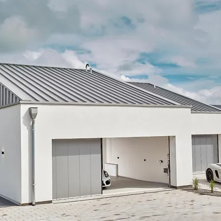 Racers Grand Prix - Mit Hebebuehne Und Doppelgarage Nyaraló Bermel