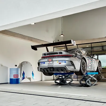 Racers Grand Prix - Mit Hebebuehne Und Doppelgarage Nyaraló